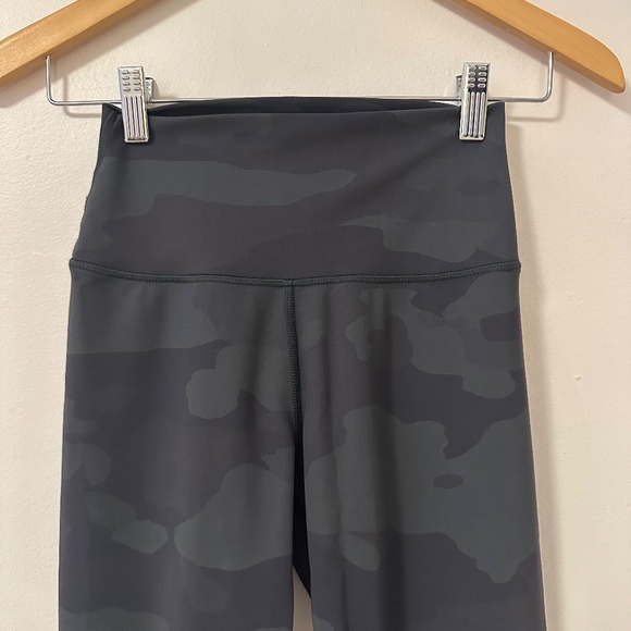 Alo Yoga Black and Gray Camo High Waist Leggings | Size XS - Picture 4 of 11